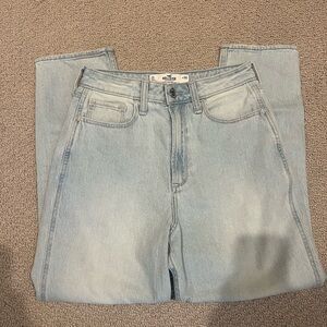 Hollister Curvy Ultra High-Rise Mom Jeans